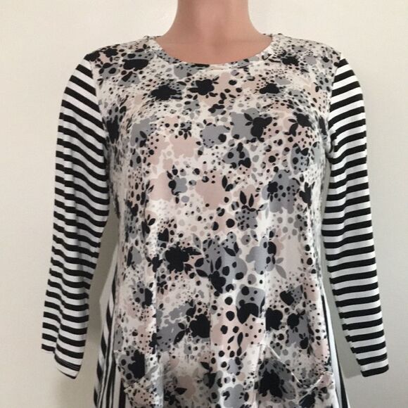 LOGO by Lori Goldstein Rayon 230 Top with Striped Sleeves - Picture 4 of 5